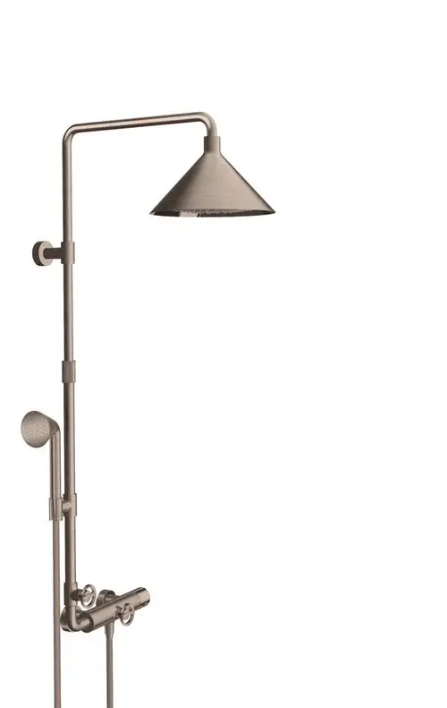 AXOR-Duschsystem mit Kopfbrause und Handbrause in gebürstetem Nickel. Die Thermostatsteuerung ist an der Wand montiert. Schlichtes, funktionales Design für das Badezimmer.
